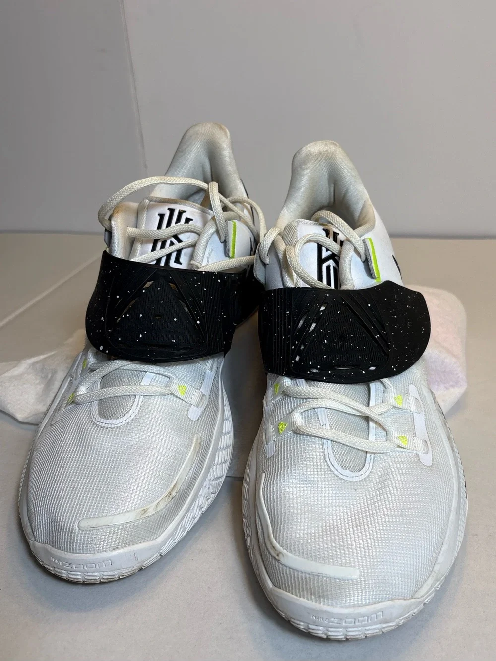 Nike Basketball Kyrie Low 3 Men’s 12.5 White Black Volt CW6228-101 Speckle Strap